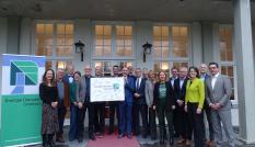 groepsfoto van de gedeputeerde en de aanwezige wethouders die het bord van het EDC hebben getekend