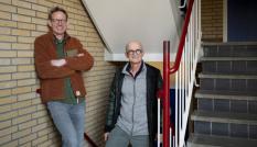 Huddie en Hugo in het trappenhuis van hun appartementencomplex