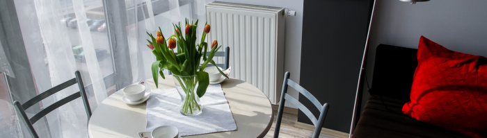 Appartement met een bordje 'Te Huur' op het raam