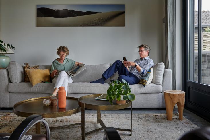Twee mensen op de bank in een duurzaam huis
