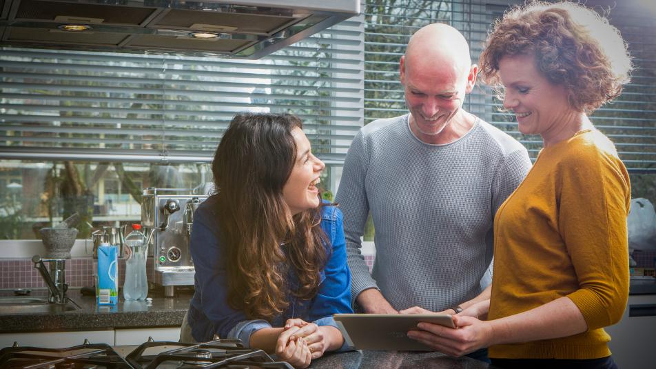drie mensen bespreken verduurzaming bij het gasfornuis