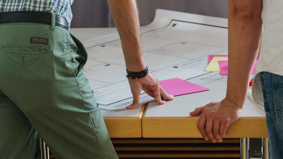 Er ligt een vel papier op tafel waar ideeën op worden geplakt