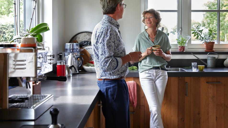Twee mensen in gesprek in de keuken